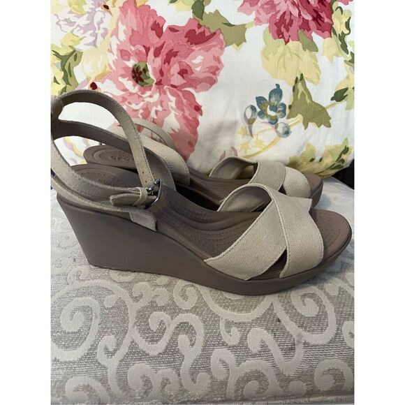 Crocs Women’s 9 Leigh II Cross Ankle Strap Wedge Sandals Beige Canvas 204950 NEW - Picture 3 of 11